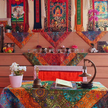 Charger l&#39;image dans la galerie, Au profit d&#39;une famille Tibétaine au TIBET nappes Nappes Brocart du Tibet | Autel Bouddhiste