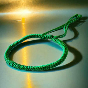 Bracelet tibétain vert tressé, symbole de méditation et philosophie bouddhiste
