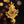 Objet bouddhiste tibétain doré orné de pierres, symbole de la philosophie bouddhiste et de la culture himalayenne
