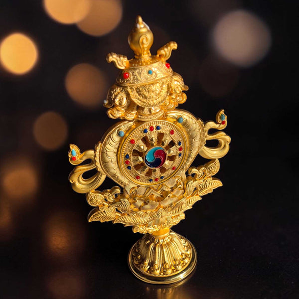 Objet bouddhiste tibétain doré orné de pierres, symbole de la philosophie bouddhiste et de la culture himalayenne
