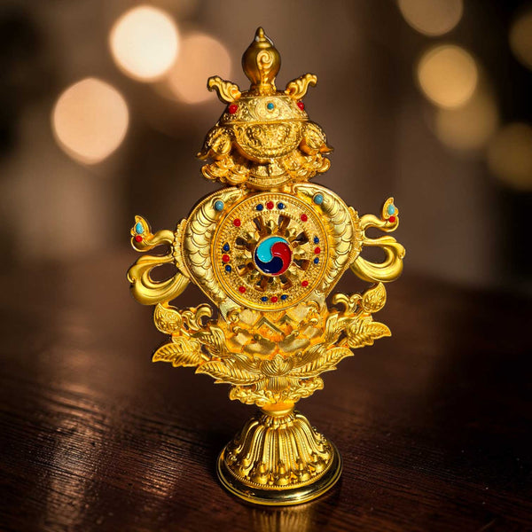 Objet bouddhiste tibétain doré orné de pierres, symbole de la philosophie bouddhiste et de la culture himalayenne