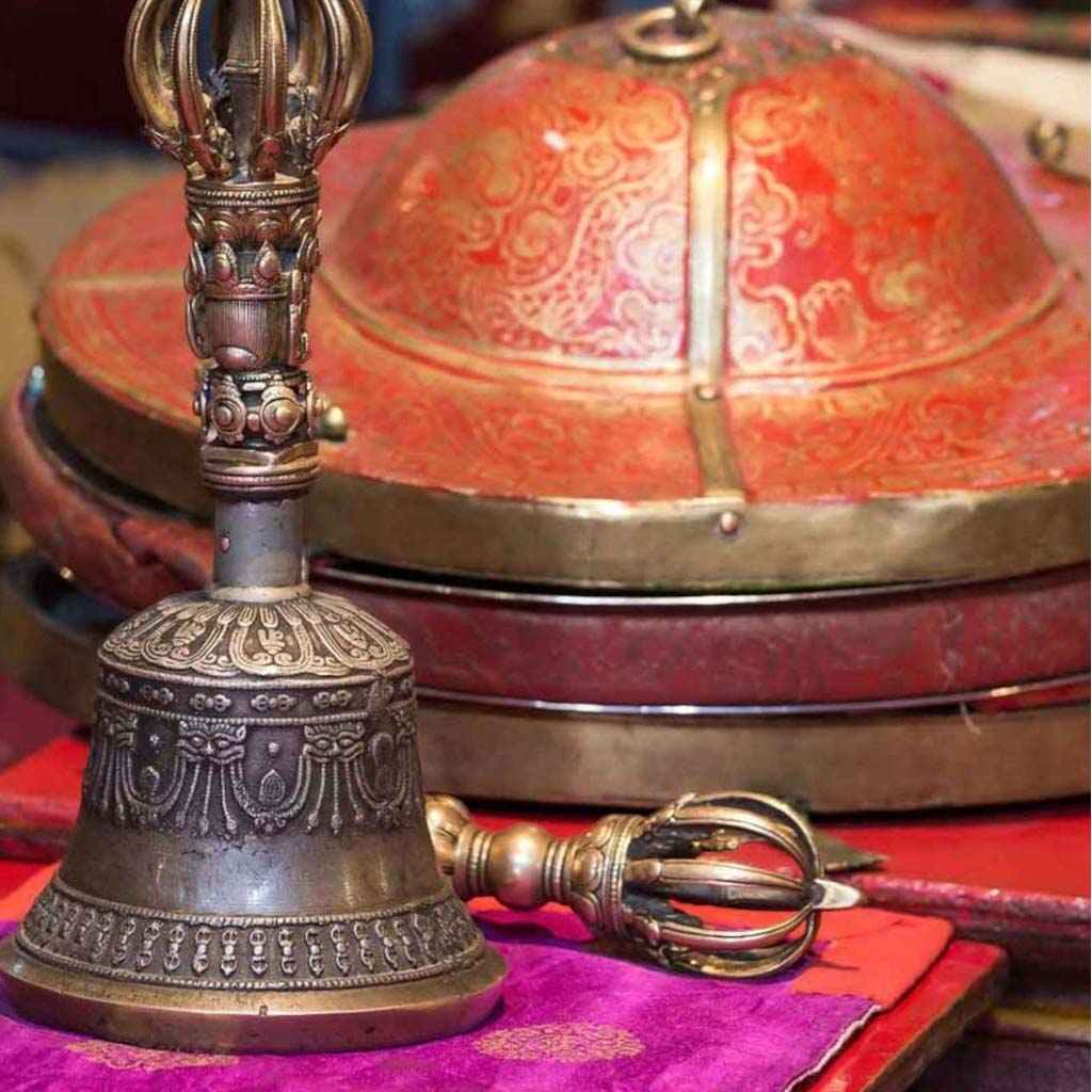 https://www.centre-paramita.fr/cdn/shop/files/Cloche-et-Vajra-CLOCHE-Boutique-TIBET-Petit-Nalanda.jpg?v=1701676048