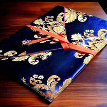 Charger l&#39;image dans la galerie, Au profit d&#39;une famille Tibétaine au TIBET POCHETTES Bleu / Moyen | 2 à 3 Livres Protections Soie du Tibet | Les Livres du Dharma sont Précieux | TIBET