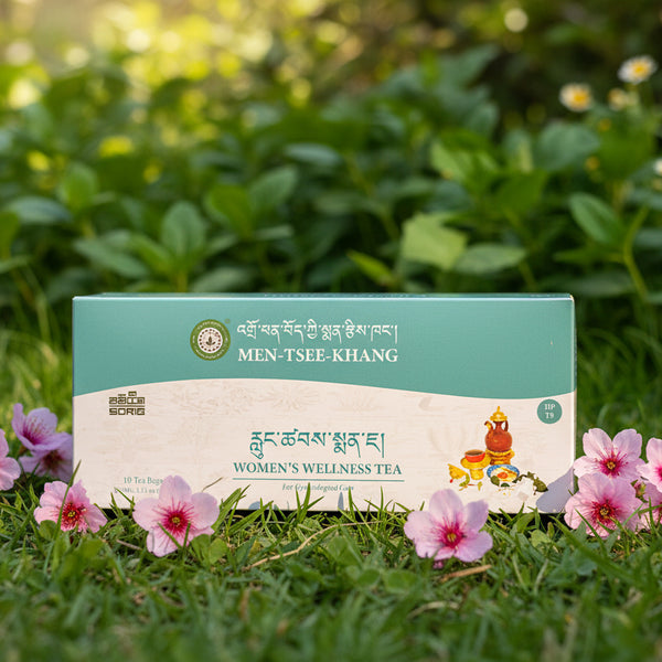 Thé bien-être pour femme Men-Tsee-Khang, produit de médecine tibétaine, fleurs roses sur l'herbe