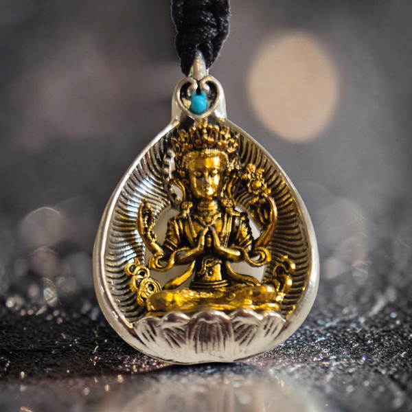 Pendentif bouddhiste en métal doré et argenté avec pierre turquoise, symbole de méditation et sagesse tibétaine