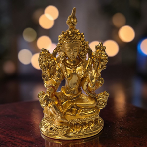 Statue dorée de déité bouddhiste tibétaine, objet de méditation et culture himalayenne