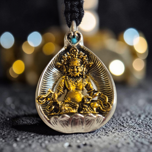 Pendentif bouddhiste en métal doré avec pierre turquoise, symbole de la philosophie tibétaine
