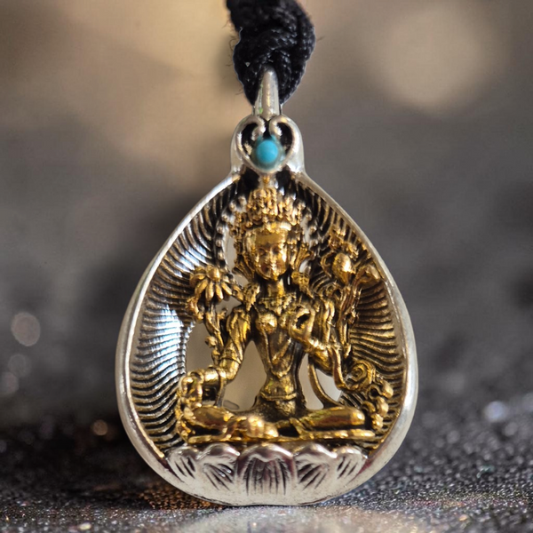 Pendentif bouddhiste en argent et or avec pierre turquoise, représentant une divinité tibétaine